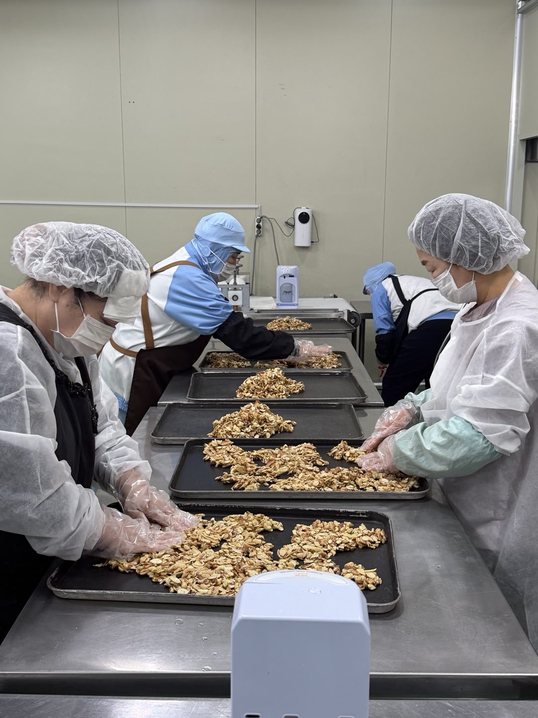 The YOUGAONE team at work in the finishing room