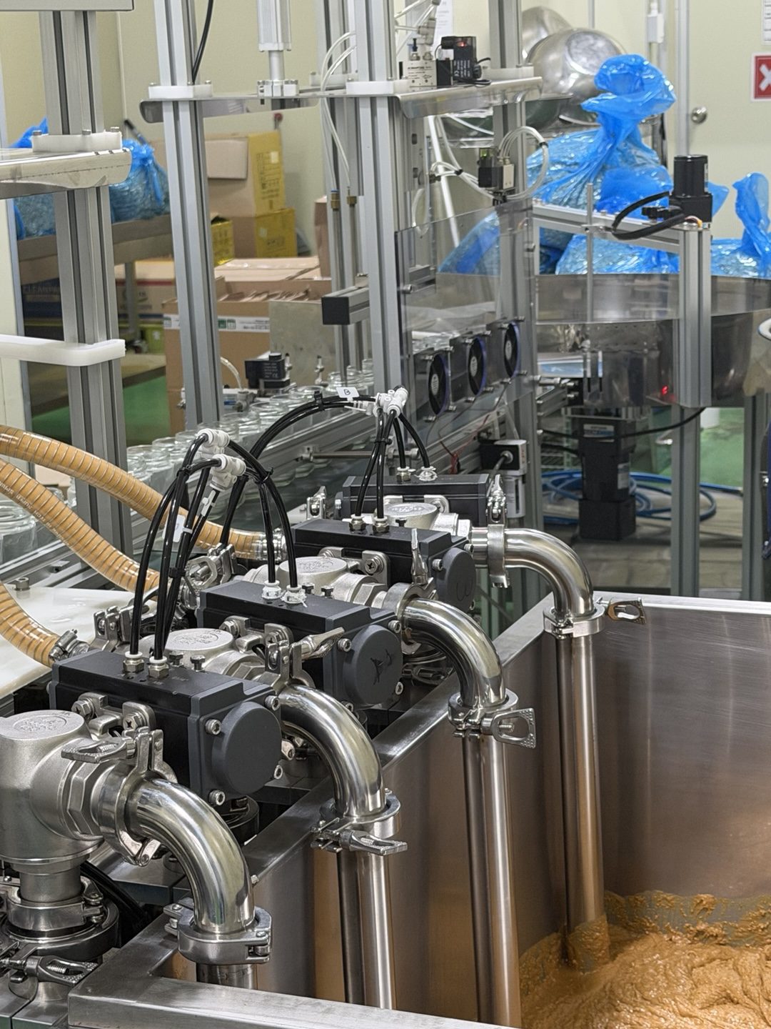 Stainless spread-filling line with jars and fresh nut spread